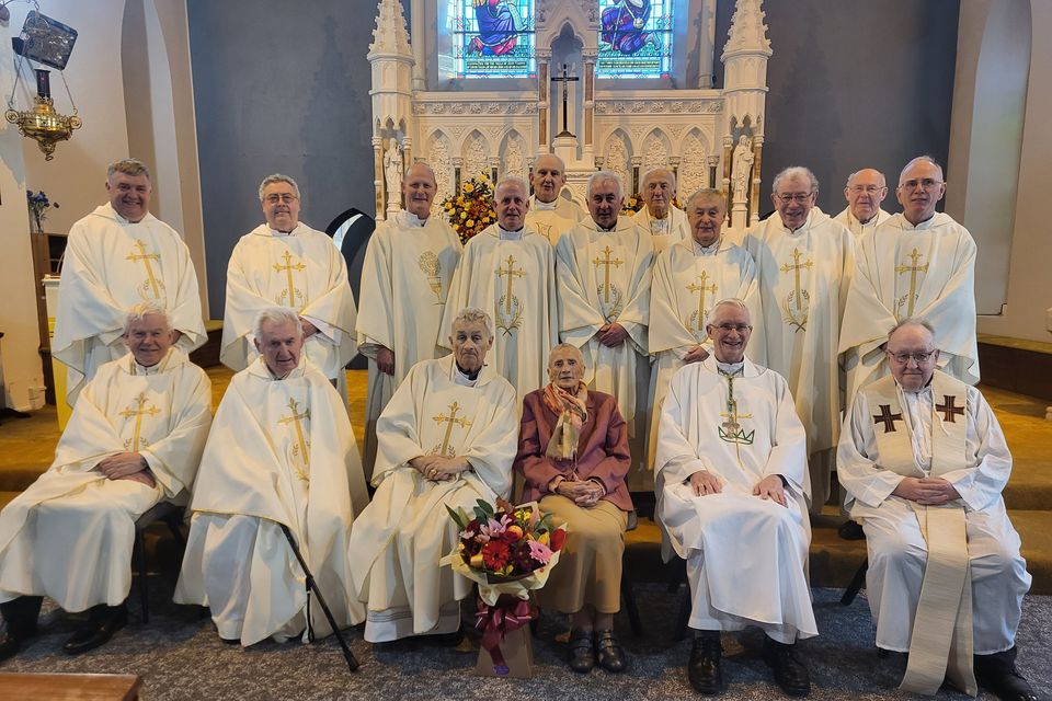 Peggy Walsh, with Bishop of Kerry Ray Browne on her left, and Beaufort Parish Priest Fr Fergal Ryan on her right, with concelebrants Fr Kieran O’Brien, Fr Kieran O’Sullivan, Deacon Conor Bradley, Fr Kevin O’Sullivan, Fr Denis O’Mahony, Fr Jack Fitzgerald,  Fr Tom Looney, Fr Paddy O’Donoghue, Fr Jim Kennelly, Fr Brendan Walsh, Fr Micheál Ó Dochartaigh, Fr John Shanahan. Fr Tadhg Ó Dochartaigh and Fr Jer Godley.